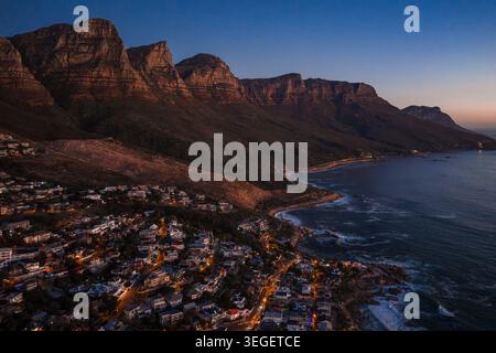 Blick in die Abenddämmerung auf die Atlantikküste von Kapstadt und die zwölf Apostel Stockfoto