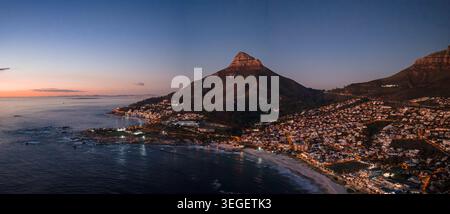 Panorama der Abenddämmerung von Kapstadt mit Lion's Head und Atlantikküste Stockfoto