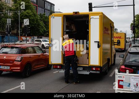 Berlin, Deutschland. Mai 2026. Ein DHL-Mitarbeiter entlädt am 19. Mai 2026 Pakete von einem Lieferwagen in Berlin. Der Logistik- und Liefersektor in Deutschland verzeichnet nach wie vor eine starke Nachfrage, die durch Online-Shopping und urbanen Handel angetrieben wird, da Unternehmen mit steigenden Betriebskosten und einem verlangsamten Wirtschaftswachstum zurechtkommen. (Foto: Michael Kuenne/PRESSCOV/SIPA USA) Credit: SIPA USA/Alamy Live News Stockfoto