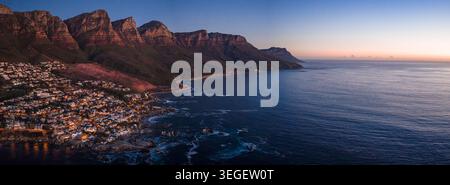 Sonnenuntergang aus der Luft über Kapstadt, Twelve Apostles und Camps Bay Coast Stockfoto