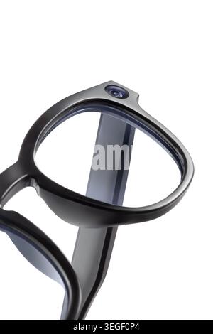 Nahaufnahme einer Smart-Brille mit Kameraobjektiven auf dem Rahmen, isoliert auf weißem Hintergrund. High-Tech-Wearable, Augmented Reality (AR), künstlich Stockfoto