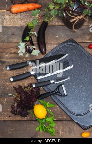 Zubereitung Von Mahlzeiten Mit Frischen Zutaten. Zubereitung Von Lebensmitteln Mit Gemüse Und Küchenutensilien Stockfoto