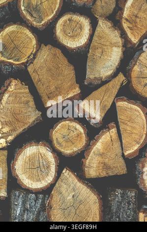 Trocken gehacktes Brennholz aus Eiche. Hintergrund Stockfoto