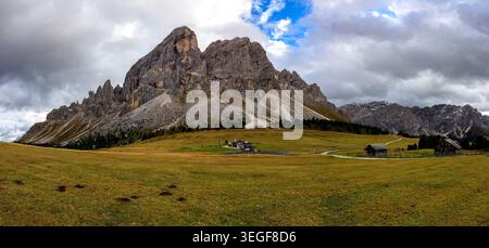San Martin de Tor, Italien - 28.09.2024: Ein atemberaubender Panoramablick auf das zerklüftete Bergmassiv San Martin de Tor in den italienischen Dolomiten, featuri Stockfoto