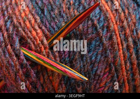 Buntes Garn/Wolle mit bunten Stricknadeln Stockfoto