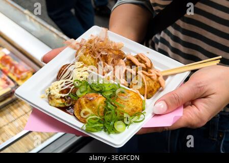 Ein Teller mit japanischem Essen Takoyaki Stockfoto