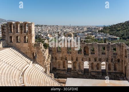 Das antike Odeon des Herodes Atticus Theater an den Hängen der Akropolis, mit Panoramablick über die Stadt Athen, Griechenland. Stockfoto