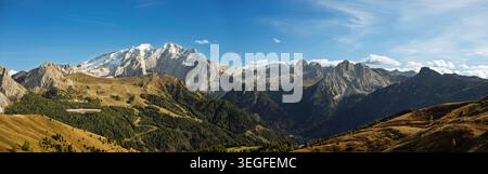 Passo Gardena, Italien - 19.05.2026: Eine weitläufige Panoramalandschaft mit dem schneebedeckten Gipfel des Marmolada-Gletschers und den schroffen Gipfeln von Stockfoto