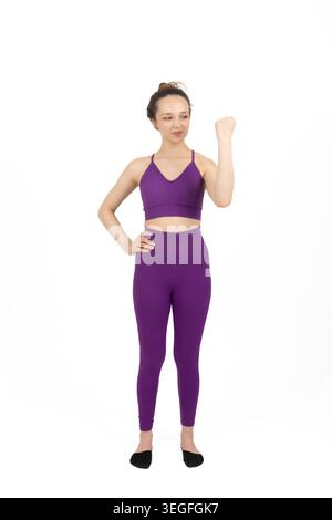 Junge athletische Frau, die in der normalen Yoga-Baum-Pose steht Stockfoto