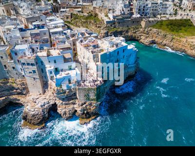 Polignano A Mare Luftdrohne Panoramablick auf die atemberaubende Küstenstadt in Apulien, Süditalien Stockfoto