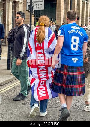 London, England, Großbritannien - 16. Mai 2026: Person mit einer Flagge der Union Jack bei der Unite the Kingdom-Kundgebung auf dem Parliament Square Stockfoto