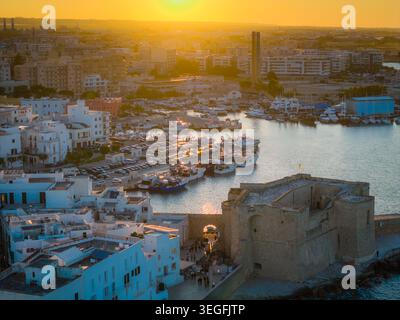 Panoramablick der Drohne auf die Altstadt von Monopoli bei Sonnenuntergang, malerische Adria-Küstenstadt in Apulien mit historischer italienischer Architektur Stockfoto