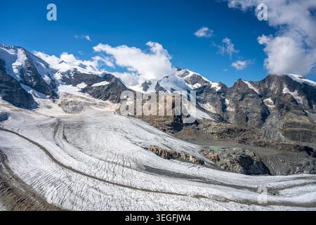 Der prächtige Piz Bernina erhebt sich majestätisch in den Schweizer Alpen, umgeben von riesigen Gletschern und zerklüfteten Gipfeln. Der klare blaue Himmel unterstreicht die atemberaubende alpine Landschaft und zeigt die Schönheit der Natur. Stockfoto