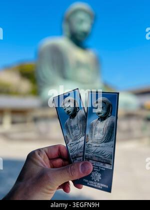 Kamakura, Kanagawa, Japan - 24. März 2026: Ein Tourist hält Eintrittskarten für den berühmten Großen Buddha von Kamakura (Daibutsu) mit dem berühmten Outdo Stockfoto