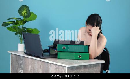 Erschöpfte Geschäftsfrau mit Kopf, die an schweren Kopfschmerzen leidet Stockfoto