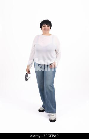 Porträt einer fröhlichen, reiferen Frau, die geht und lächelt Stockfoto