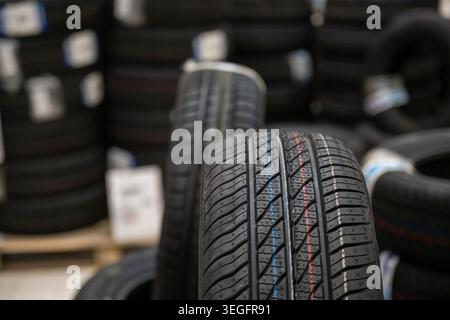 Ein Stapel neuer Autoreifen in einem Laden. Stockfoto