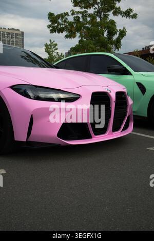 Bunte, Sportliche Fahrzeuge Parken Zusammen. Moderne Luxusautos Mit Kräftigen Farben Und Einzigartigen Designdetails Stockfoto