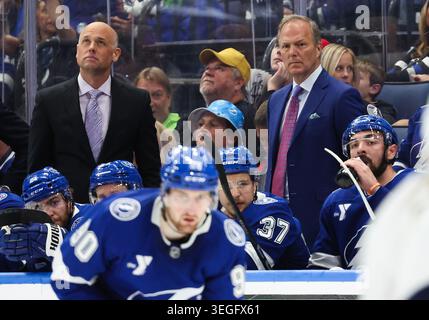 Der ehemalige Tampa Bay Lightning-Assistent Jeff Blashill, links, und der Cheftrainer Jon Cooper schauen sich während des fünften Spiels der Lightning-Serie gegen Florida von der Bank an. Blashill wurde am Donnerstag als Cheftrainer der Blackhawks eingestellt. (Foto: Dirk Shadd/Tampa Bay Times/TNS/SIPA USA) Stockfoto