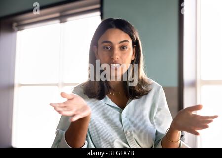 Geschäftsfrau, Fachfachmann spricht, leitet virtuelles Meeting Stockfoto