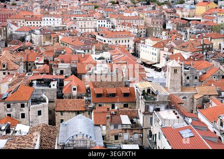 Blick aus der Vogelperspektive auf die pulsierenden roten Ziegeldächer und die historische Architektur von Split's charmanter Altstadt in Kroatien. Stockfoto