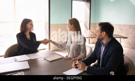 Frauen, die die Hand schütteln, als erfolgreiches Geschäft, Partnerschaftsabkommen Stockfoto