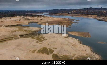 Die Höhe des Folsom Lake lag am 20. Oktober 2021 mit 370,7 Fuß auf dem niedrigsten Niveau seit Dezember 2015. Eine Prognose prognostiziert weitere Extreme in nassen und trockenen Zeiten für Kalifornien. (Foto: Hector Amezcua/. (Foto: Hector Amezcua/The Sacramento Bee/TNS/SIPA USA) Stockfoto