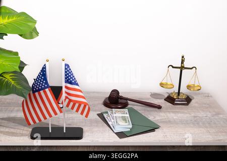 Konzept des Justizrechtssystems Schreibtisch-Tisch-Richter-Hamelfahnen Stockfoto