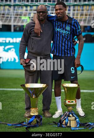 Mailand, Italien. Mai 2026. Marcus Thuram vom FC Internazionale und sein Vater, der ehemalige französische Parma, Juventus und Barcelona-Verteidiger Lilian Thuram, posieren mit dem Scudetto und der Coppa Italia nach dem Spiel Internazionale gegen Hellas Verona Serie A in Giuseppe Meazza, Mailand. Der Bildnachweis sollte lauten: Jonathan Moscrop/Sportimage Credit: Sportimage Ltd/Alamy Live News Stockfoto