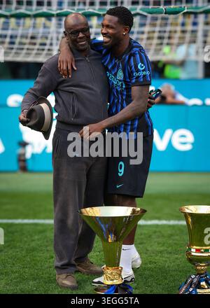Mailand, Italien. Mai 2026. Marcus Thuram vom FC Internazionale und sein Vater, der ehemalige französische Parma, Juventus und Barcelona-Verteidiger Lilian Thuram, posieren mit dem Scudetto und der Coppa Italia nach dem Spiel Internazionale gegen Hellas Verona Serie A in Giuseppe Meazza, Mailand. Der Bildnachweis sollte lauten: Jonathan Moscrop/Sportimage Credit: Sportimage Ltd/Alamy Live News Stockfoto