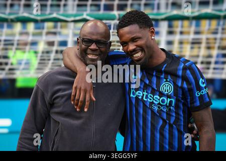 Mailand, Italien. Mai 2026. Marcus Thuram vom FC Internazionale reagiert mit seinem Vater, Parma, Juventus und Barcelona-Verteidiger Lilian Thuram, als sie mit dem Scudetto und der Coppa Italia posieren, nachdem sie das Spiel Internazionale gegen Hellas Verona Serie A in Giuseppe Meazza in Mailand gespielt hatten. Der Bildnachweis sollte lauten: Jonathan Moscrop/Sportimage Credit: Sportimage Ltd/Alamy Live News Stockfoto