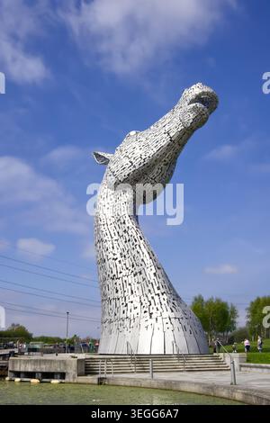 Nach oben blickender Blick auf einen der Kelpies in Falkirk, Schottland, fotografiert von vorne mit leeren Stufen unter der Skulptur. Stockfoto