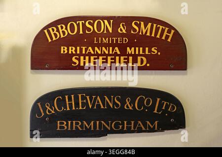 Historische Namensschilder des Getreidehändlers Ibbotson & Smith Ltd aus Sheffield und J & C H Evans & Co Ltd aus Birmingham im Leeds Corn Exchange, Leeds Stockfoto