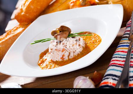 Gebratene Hähnchenherzen, serviert mit Reis und cremiger Tomatensoße Stockfoto