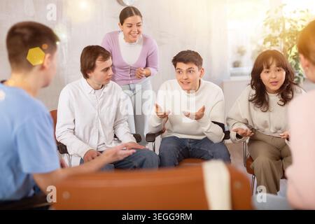 Gruppe von Schülern, die sich gemeinsam im Klassenzimmer des Colleges auf die Prüfung vorbereiten Stockfoto