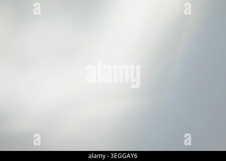 Klarer hellgrauer abstrakter Hintergrund mit glatten weißen Lichtflecken Stockfoto