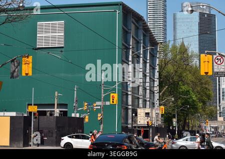Toronto, Ontario, Kanada - 17. Mai 2026: Bauarbeiten für das Transitprojekt der Ontario Line an der Kreuzung von University Avenue und Queen Street in d Stockfoto