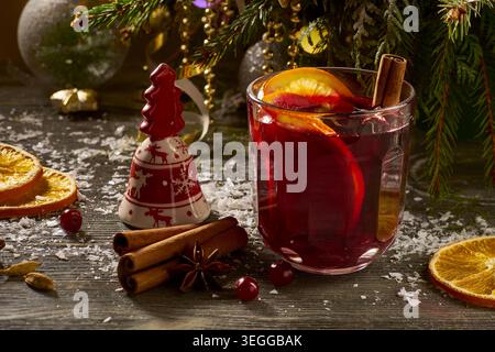 Gemütliche Wintergetränk-Präsentation. Einladende Urlaubsszene mit gewürztem Wein und saisonaler Dekoration Stockfoto