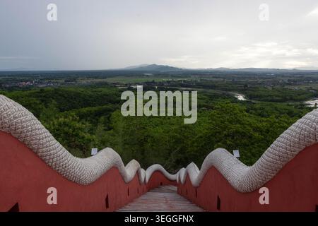 Naga Treppen zum Wat Phrathat Doi Phra Chan und Landschaft an einem regnerischen Tag, buddhistischer Tempel in Lampang Provinz, Nordthailand. Stockfoto