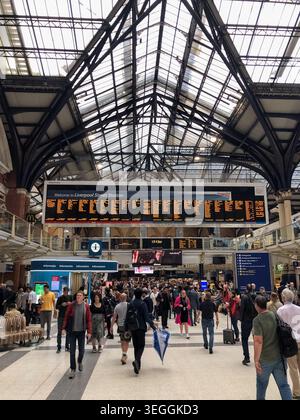 London, Großbritannien, 14. Juli 2023, Pendler gehen unter Glasdach an der Liverpool Street Station. Stockfoto
