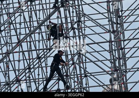 19. Mai 2026, Mexiko-Stadt, CDMX, Mexiko: Die Arbeiter wollen das FIFA Fan Festival 2026 im mexikanischen ZÃ³calo installieren. Dieses Gebäude befindet sich vor der Metropolitan Cathedral und beherbergt den größten LED-Bildschirm aller Veranstaltungsorte weltweit, wo das Spiel der mexikanischen Nationalmannschaft übertragen wird. Die Renovierungsarbeiten an den U-Bahnhöfen der Stadt verzögern weiterhin den Zeitplan und gefährden die Passagiere aufgrund von Trümmern, die sich in den Durchgängen und auf den Bahnsteigen, auf denen Züge ankommen, ansammeln. Der Bürgermeister versichert, dass alle Renovierungsarbeiten rechtzeitig vor der Eröffnung des abgeschlossen werden Stockfoto