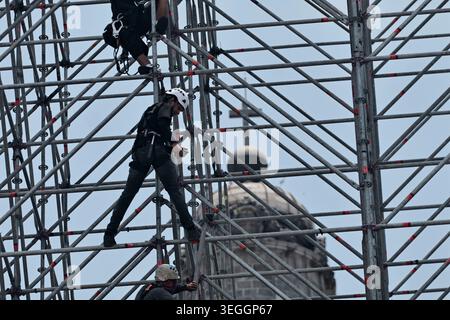 19. Mai 2026, Mexiko-Stadt, CDMX, Mexiko: Die Arbeiter wollen das FIFA Fan Festival 2026 im mexikanischen ZÃ³calo installieren. Dieses Gebäude befindet sich vor der Metropolitan Cathedral und beherbergt den größten LED-Bildschirm aller Veranstaltungsorte weltweit, wo das Spiel der mexikanischen Nationalmannschaft übertragen wird. Die Renovierungsarbeiten an den U-Bahnhöfen der Stadt verzögern weiterhin den Zeitplan und gefährden die Passagiere aufgrund von Trümmern, die sich in den Durchgängen und auf den Bahnsteigen, auf denen Züge ankommen, ansammeln. Der Bürgermeister versichert, dass alle Renovierungsarbeiten rechtzeitig vor der Eröffnung des abgeschlossen werden Stockfoto