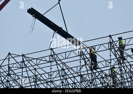 19. Mai 2026, Mexiko-Stadt, CDMX, Mexiko: Die Arbeiter wollen das FIFA Fan Festival 2026 im mexikanischen ZÃ³calo installieren. Dieses Gebäude befindet sich vor der Metropolitan Cathedral und beherbergt den größten LED-Bildschirm aller Veranstaltungsorte weltweit, wo das Spiel der mexikanischen Nationalmannschaft übertragen wird. Die Renovierungsarbeiten an den U-Bahnhöfen der Stadt verzögern weiterhin den Zeitplan und gefährden die Passagiere aufgrund von Trümmern, die sich in den Durchgängen und auf den Bahnsteigen, auf denen Züge ankommen, ansammeln. Der Bürgermeister versichert, dass alle Renovierungsarbeiten rechtzeitig vor der Eröffnung des abgeschlossen werden Stockfoto