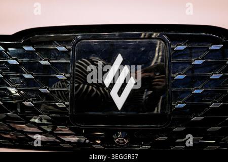 BELGRAD, SERBIEN - 22. MÄRZ 2026: Logo der JMEV auf einem Elektroauto in Belgrad. Jiangxi Jiangling Group New Energy Vehicle, kurz JMEV, ist ein chinesisches Auto Stockfoto