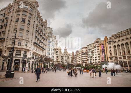 VALENCIA, SPANIEN - 10. APRIL 2025: Placa de l'Ajuntament, auch Plaza del Ayuntamiento genannt, in Valencia, Spanien, mit Fußgängern, Brunnen, Stadtbesichtigung Stockfoto