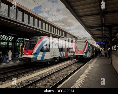 GENF, SCHWEIZ - 5. OKTOBER 2025: Leman Express-Züge, die von CFF am Bahnhof Genf Cornavin in Genf, Schweiz, betrieben werden Stockfoto