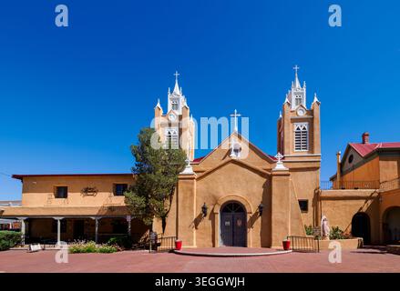 Albuquerque, New Mexico - 8. Mai 2026: Kirche San Felipe de Neri - Vorderansicht mit ehemaligem Kloster Stockfoto
