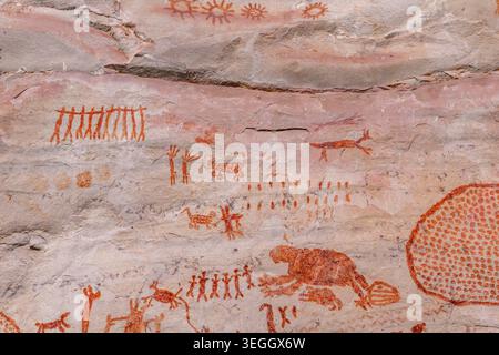 Prähistorische Piktogramme auf der Felsoberfläche mit menschlichen Figuren und Tieren. Stockfoto