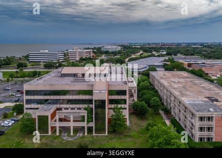 Eine Drohnenaufnahme der Sportanlagen und des Arena-Komplexes der University of New Orleans auf dem Gelände am See Stockfoto