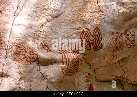 Alte Piktogramme auf der Felsoberfläche mit komplizierten roten Mustern. Stockfoto